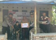 Lombok Barat, NTB – Dalam rangka menyambut Hari Bhayangkara ke-79 yang jatuh pada 1 Juli 2025, Polsek Sekotong, Polres Lombok Barat, Polda NTB, menggelar kegiatan bakti sosial di Dusun Bertong, Desa Cendimanik, Kecamatan Sekotong, Kabupaten Lombok Barat, pada Selasa (24/6/2025). A cara yang berlangsung mulai pukul 08.30 WITA ini menjadi wujud nyata kepedulian Polri terhadap masyarakat, khususnya mereka yang membutuhkan. Semangat Kebersamaan dalam Pengabdian Kegiatan bakti sosial ini dihadiri langsung oleh Kapolsek Sekotong IPTU I Ketut Suriarta, S.H., M.I.Kom., didampingi Kanit Binmas Polsek Sekotong AIPDA I Komang Sunantara, Ps. Kasium Polsek Sekotong AIPDA Amala, serta Bhabinkamtibmas Desa Cendimanik AIPDA Saepul Rahman. Sejumlah personel Polsek Sekotong turut hadir, berbaur dengan hangat bersama warga Dusun Bertong, Desa Cendimanik. Menurut IPTU I Ketut Suriarta, kegiatan ini adalah bagian dari komitmen Polri untuk selalu hadir di tengah masyarakat. "Bakti sosial ini merupakan bentuk pengabdian dan kepedulian kami dari Polsek Sekotong terhadap masyarakat, terutama bagi saudara-saudara kita penyandang disabilitas fisik, lumpuh, dan tunanetra," ujarnya. "Kami ingin mempererat hubungan antara Polri dan masyarakat, khususnya di Dusun Bertong ini." Bantuan Kursi Roda dan Sembako untuk Warga Disabilitas Fokus utama dari bakti sosial kali ini adalah memberikan dukungan kepada warga yang mengalami disabilitas. Dalam kesempatan tersebut, Polsek Sekotong menyerahkan bantuan berupa kursi roda dan sembako. Salah satu penerima bantuan adalah Saudara Hamdani, seorang remaja berusia 15 tahun, putra dari Bapak Mahyun dan Ibu Salmah, warga Dusun Bertong. Penyerahan bantuan ini diharapkan dapat meringankan beban dan meningkatkan kualitas hidup para penerima manfaat. Kursi roda yang diberikan akan mempermudah mobilitas Hamdani dalam beraktivitas sehari-hari, sementara bantuan sembako diharapkan dapat memenuhi kebutuhan dasar keluarga. Memupuk Sinergi dan Toleransi Menjelang Hari Bhayangkara ke-79 Kegiatan bakti sosial ini merupakan salah satu rangkaian penting dalam menyambut Hari Bhayangkara ke-79. Melalui kegiatan semacam ini, Polsek Sekotong tidak hanya menunjukkan komitmennya dalam menjaga keamanan dan ketertiban, tetapi juga dalam membangun sinergi yang kuat dengan masyarakat. Ini juga menjadi ajang untuk menumbuhkan nilai-nilai toleransi dan kepedulian, terutama terhadap mereka yang rentan dan membutuhkan uluran tangan. "Kami berharap kegiatan seperti ini dapat terus terlaksana dan memberikan dampak positif yang nyata bagi masyarakat," tambah IPTU I Ketut Suriarta. "Ini adalah wujud nyata bahwa Polri selalu ada untuk rakyat, siap melayani, mengayomi, dan melindungi." Kegiatan bakti sosial ini berjalan lancar, aman, dan tertib, berakhir pada pukul 10.15 WITA. Antusiasme warga dan kolaborasi antara Polri dengan masyarakat Dusun Bertong menjadi cerminan eratnya hubungan yang terjalin. Polsek Sekotong terus berkomitmen untuk memberikan pelayanan terbaik dan berkontribusi positif bagi kemajuan serta kesejahteraan masyarakat di wilayah Kecamatan Sekotong.