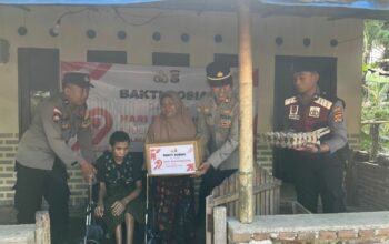 Lombok Barat, NTB – Dalam rangka menyambut Hari Bhayangkara ke-79 yang jatuh pada 1 Juli 2025, Polsek Sekotong, Polres Lombok Barat, Polda NTB, menggelar kegiatan bakti sosial di Dusun Bertong, Desa Cendimanik, Kecamatan Sekotong, Kabupaten Lombok Barat, pada Selasa (24/6/2025). A cara yang berlangsung mulai pukul 08.30 WITA ini menjadi wujud nyata kepedulian Polri terhadap masyarakat, khususnya mereka yang membutuhkan. Semangat Kebersamaan dalam Pengabdian Kegiatan bakti sosial ini dihadiri langsung oleh Kapolsek Sekotong IPTU I Ketut Suriarta, S.H., M.I.Kom., didampingi Kanit Binmas Polsek Sekotong AIPDA I Komang Sunantara, Ps. Kasium Polsek Sekotong AIPDA Amala, serta Bhabinkamtibmas Desa Cendimanik AIPDA Saepul Rahman. Sejumlah personel Polsek Sekotong turut hadir, berbaur dengan hangat bersama warga Dusun Bertong, Desa Cendimanik. Menurut IPTU I Ketut Suriarta, kegiatan ini adalah bagian dari komitmen Polri untuk selalu hadir di tengah masyarakat. "Bakti sosial ini merupakan bentuk pengabdian dan kepedulian kami dari Polsek Sekotong terhadap masyarakat, terutama bagi saudara-saudara kita penyandang disabilitas fisik, lumpuh, dan tunanetra," ujarnya. "Kami ingin mempererat hubungan antara Polri dan masyarakat, khususnya di Dusun Bertong ini." Bantuan Kursi Roda dan Sembako untuk Warga Disabilitas Fokus utama dari bakti sosial kali ini adalah memberikan dukungan kepada warga yang mengalami disabilitas. Dalam kesempatan tersebut, Polsek Sekotong menyerahkan bantuan berupa kursi roda dan sembako. Salah satu penerima bantuan adalah Saudara Hamdani, seorang remaja berusia 15 tahun, putra dari Bapak Mahyun dan Ibu Salmah, warga Dusun Bertong. Penyerahan bantuan ini diharapkan dapat meringankan beban dan meningkatkan kualitas hidup para penerima manfaat. Kursi roda yang diberikan akan mempermudah mobilitas Hamdani dalam beraktivitas sehari-hari, sementara bantuan sembako diharapkan dapat memenuhi kebutuhan dasar keluarga. Memupuk Sinergi dan Toleransi Menjelang Hari Bhayangkara ke-79 Kegiatan bakti sosial ini merupakan salah satu rangkaian penting dalam menyambut Hari Bhayangkara ke-79. Melalui kegiatan semacam ini, Polsek Sekotong tidak hanya menunjukkan komitmennya dalam menjaga keamanan dan ketertiban, tetapi juga dalam membangun sinergi yang kuat dengan masyarakat. Ini juga menjadi ajang untuk menumbuhkan nilai-nilai toleransi dan kepedulian, terutama terhadap mereka yang rentan dan membutuhkan uluran tangan. "Kami berharap kegiatan seperti ini dapat terus terlaksana dan memberikan dampak positif yang nyata bagi masyarakat," tambah IPTU I Ketut Suriarta. "Ini adalah wujud nyata bahwa Polri selalu ada untuk rakyat, siap melayani, mengayomi, dan melindungi." Kegiatan bakti sosial ini berjalan lancar, aman, dan tertib, berakhir pada pukul 10.15 WITA. Antusiasme warga dan kolaborasi antara Polri dengan masyarakat Dusun Bertong menjadi cerminan eratnya hubungan yang terjalin. Polsek Sekotong terus berkomitmen untuk memberikan pelayanan terbaik dan berkontribusi positif bagi kemajuan serta kesejahteraan masyarakat di wilayah Kecamatan Sekotong.