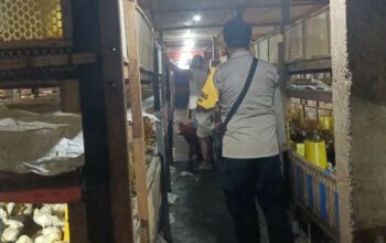 Bhabinkamtibmas Ombe Baru Dorong Ketahanan Pangan Lewat Kunjungan ke Peternak Ayam