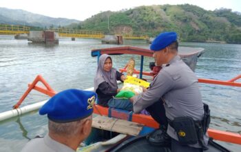 Polri Peduli, Polres Lombok Barat Gelar Gerakan Pangan Murah di Pesisir Lembar