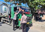 Polsek Pelabuhan Lembar Bagikan Bendera Merah Putih kepada Sopir Truk Sambut HUT RI ke-80