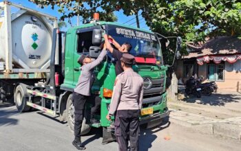 Polsek Pelabuhan Lembar Bagikan Bendera Merah Putih kepada Sopir Truk Sambut HUT RI ke-80