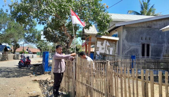 Sambut HUT RI ke-80, Polsek Jajaran Polres Bima Kota Ajak Warga Pasang Bendera Merah Putih dan Umbul-Umbul
