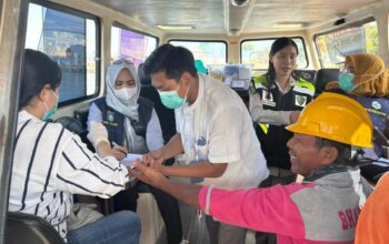 Kapal Patroli Polairud Jadi Klinik & Perpustakaan Terapung di Lembar
