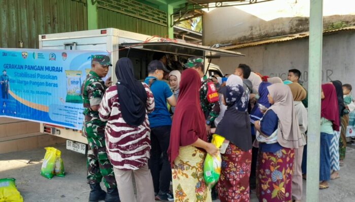 Warga Serbu Pasar Murah Kodim 1606/Mataram di Desa Langko