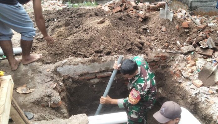 Babinsa dan Warga Gotong Royong Wujudkan Lingkungan Bersih