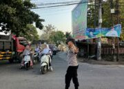 Polsek Pringgarata Gelar Pengaturan Lalu Lintas di Simpang Empat Alfamart Desa Pringgarata