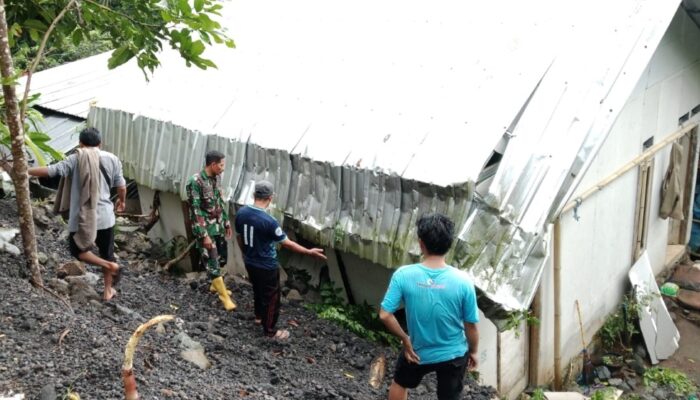 Talud Ambruk di Desa Tamansari, Babinsa Sigap Dampingi Warga