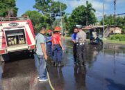 Aksi Sigap Polsek Gerung Tangani Solar Tumpah di Jalan Utama Lombok Barat