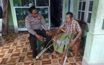 Polri Hadir untuk Masyarakat: Bantuan Tongkat Disalurkan di Desa Lembar Selatan, Lombok Barat