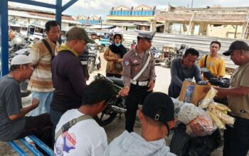 Bangun Kesadaran Berlalu Lintas, Satlantas Lombok Barat Sambangi Ojek Pasar Jereneng