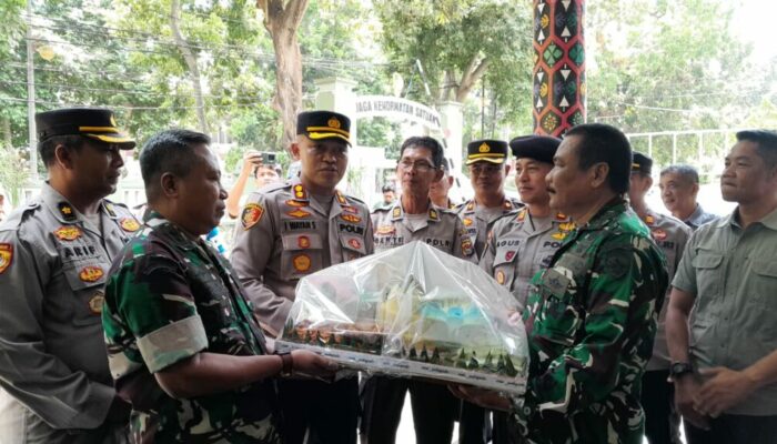 Kejutan Manis Polresta Mataram Warnai HUT Ke-80 TNI