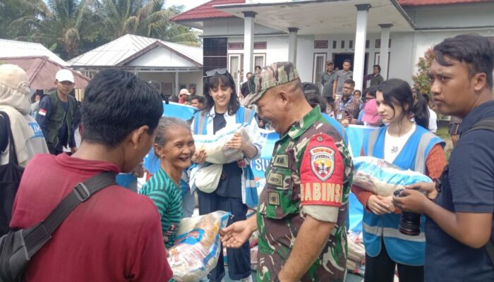Kolaborasi TNI dan Relawan Asing Hadirkan Senyum di Batu Rakit