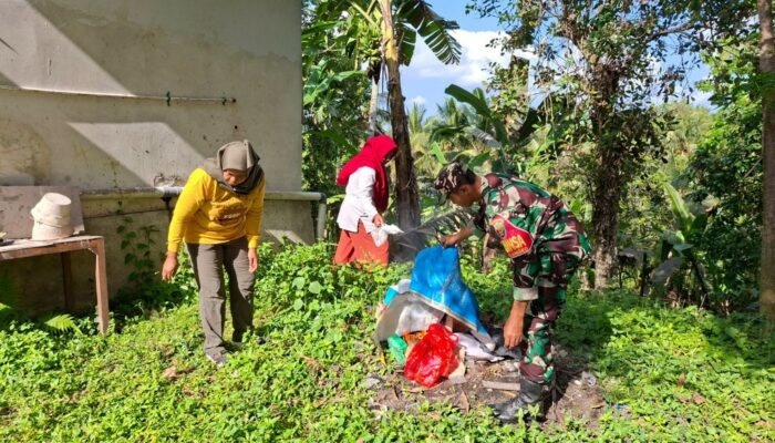 Babinsa Langko – Narmada Ajak Warga Longserang Jaga Kesehatan Lingkungan