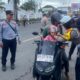 Polres Lobar Hadiahi Pengendara Tertib saat Operasi Zebra Rinjani