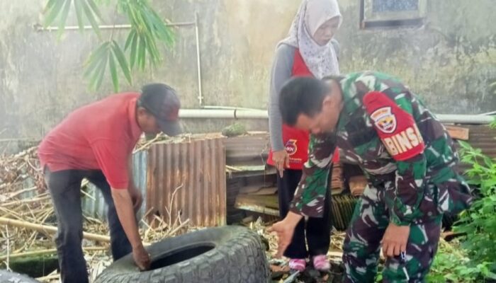 Babinsa dan Warga Dasan Agung Gencarkan PSN Cegah DBD
