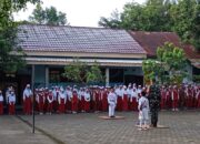 Babinsa Kodim 1606 Mataram Tanamkan Semangat Kepahlawanan di SDN 1 Suranadi