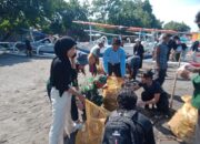 Sinergi Babinsa, Warga, dan Unram Wujudkan Pantai Bersih di Sekarbela