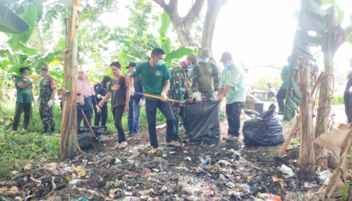 Sinergi TNI dan Warga Angkat Sampah di Ireng Daye