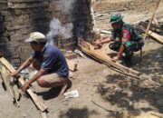 Humanis, Babinsa Lembar Bantu Warga Bakar Bata Merah