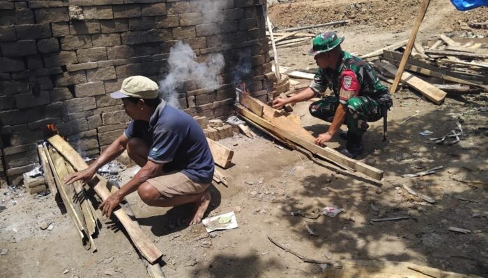 Humanis, Babinsa Lembar Bantu Warga Bakar Bata Merah