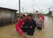 Polri Bantu Warga di Sejumlah Pemukiman Yang Terdampak Banjir di Batuphat Barat