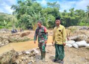 Babinsa Respons Cepat Pantau Jembatan Rusak Pasca Hujan Deras