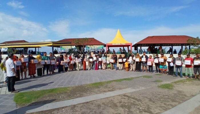 Kodim 1606/Mataram Serahkan Bantuan Sosial untuk 200 Pekerja Kebersihan dan Tukang Parkir