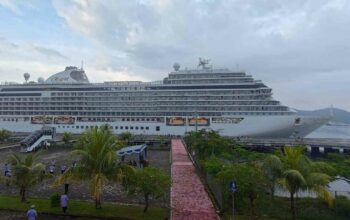 NTB Banjir Turis: Kapal Seven Seas Explorer Angkut Ratusan Wisman ke Gili Mas