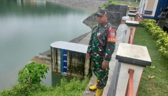 Babinsa Bukit Tinggi Pantau Bendungan Meninting Pasca Hujan Intens