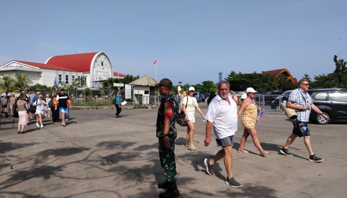 Kapal Pesiar Raksasa Sandar, Babinsa Hadir Layani Wisatawan