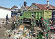 Babinsa dan Warga Sesela Bersihkan TPS Pasar