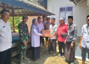 Negara Hadir, Babinsa Dampingi Bantuan Korban Banjir Sekotong