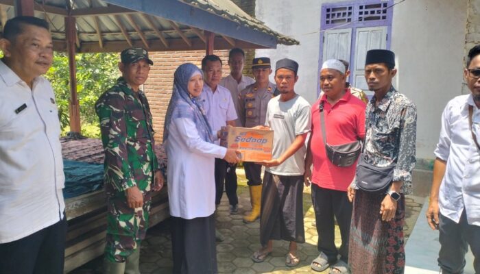 Negara Hadir, Babinsa Dampingi Bantuan Korban Banjir Sekotong