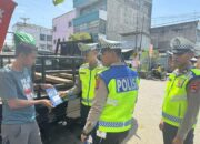 Sat Lantas Polres Bima Kota Laksanakan Pembagian Brosur dan Dikmas Lantas kepada Pengemudi Pick Up