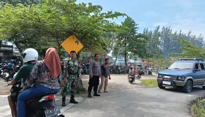 Aparat Humanis Jaga Pantai Saat Libur Sekolah