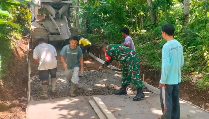Sinergi TNI dan Warga Perkuat Akses Jalan Dusun