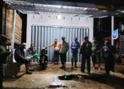 Babinsa Sekotong Sigap Pantau Banjir Malam Hari