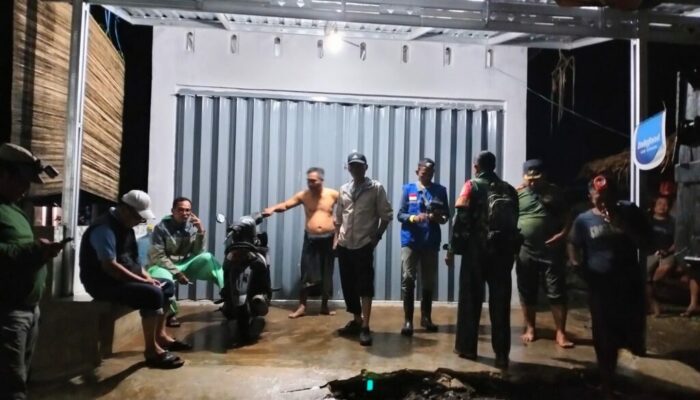 Babinsa Sekotong Sigap Pantau Banjir Malam Hari