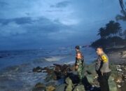 Cuaca Ekstrem, Babinsa Jempong Baru Pantau Gelombang Laut