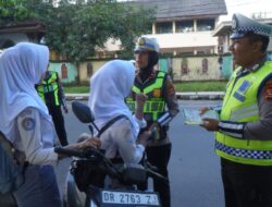 Polres Loteng Berikan Ratusan Teguran Kepada Pengendara Selama 10 Hari Ops Keselamatan. ‎
