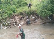 Babinsa Dampingi Pengecekan Sungai Demi Akses Warga Sekotong