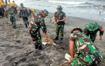 Aksi Nyata TNI-Polri Wujudkan Pantai Bersih dan Asri