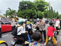 Personel Polres Lombok Timur Bagikan Takjil dan Sampaikan Himbauan Kamtibmas kepada Pengendara