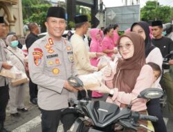Kapolres Lombok Timur Pimpin Pembagian Takjil, Ajak Masyarakat Jaga Kamtibmas Selama Ramadan