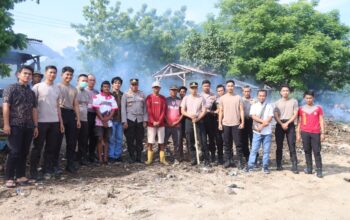Tindak Lanjuti Instruksi Presiden RI, Personel Polres Bima Kerja Bakti Bersihkan Pantai Kalaki