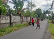 Babinsa Ombe Baru Gerakkan Warga Bersihkan Jalan Desa