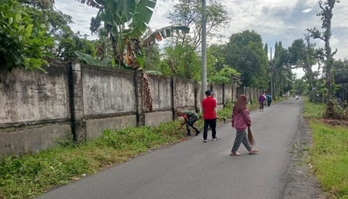 Babinsa Ombe Baru Gerakkan Warga Bersihkan Jalan Desa
