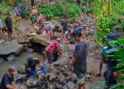 Sinergi TNI dan Warga Pulihkan Jembatan Penghubung Desa