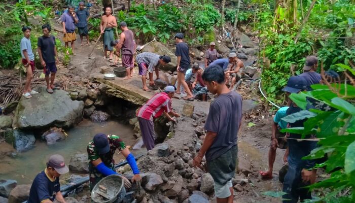 Sinergi TNI dan Warga Pulihkan Jembatan Penghubung Desa